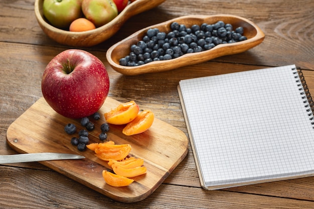 Alimentos dietéticos saludables de frutas frescas. Cocinar dieta saludable comer