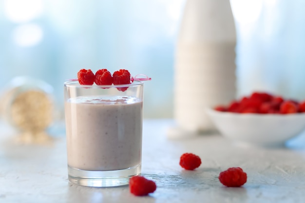 Alimentos dietéticos saudáveis. milkshake de aveia com banana e framboesa.