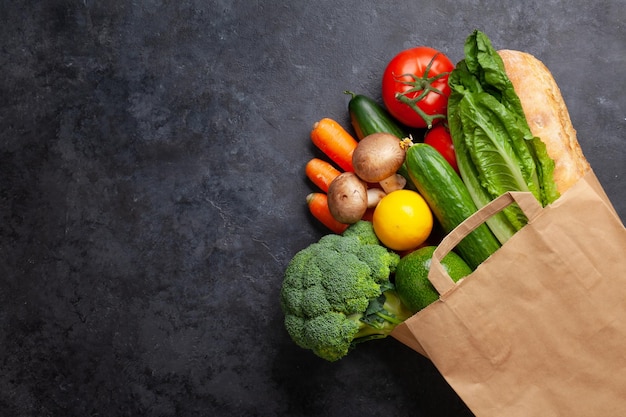 Alimentos diferentes na reciclagem de saco de papel na mesa de pedra Vista superior plana com espaço de cópia