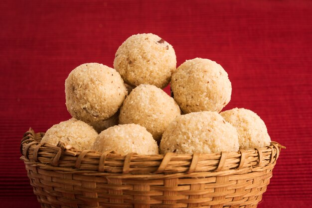 Alimentos dulces indios de coco laddu o nariyal laddoo, enfoque selectivo