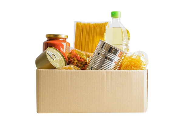 Foto alimentos em caixa de doação isolada em fundo branco com traçado de recorte para voluntário para ajudar as pessoas