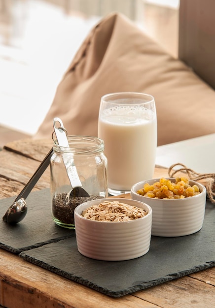Alimentos em tigelas por copo de leite na mesa