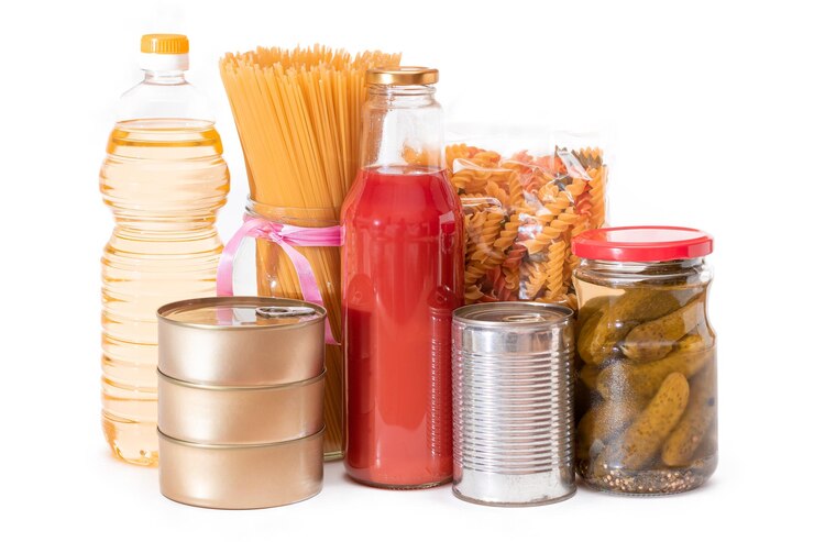 Foto alimentos enlatados, espaguete, suco de tomate, massas e alimentos isolados em fundo branco