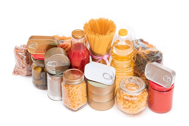 Alimentos enlatados espagueti jugo de tomate pasta y comestibles aislados sobre un fondo blanco