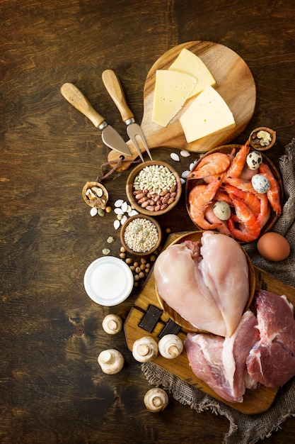 Alimentos equilibrados de fondo Alimentos ricos en proteínas sobre un fondo de madera rústica Una alimentación saludable