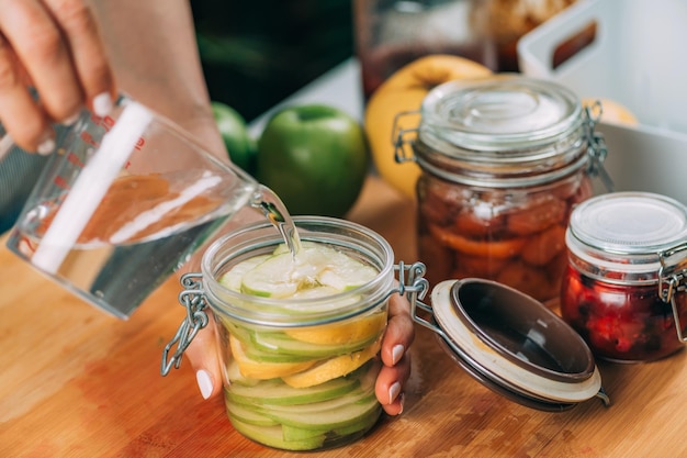 Foto alimentos de fermentación en el hogar mujer preparando frutas para la fermentación