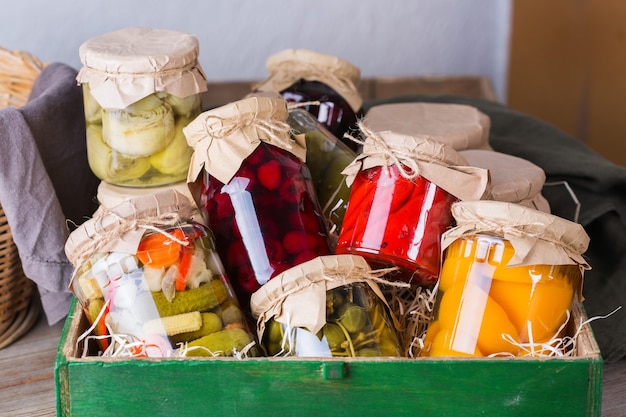 Alimentos fermentados conservados caseros encurtidos vegetales marinados compota de frutas