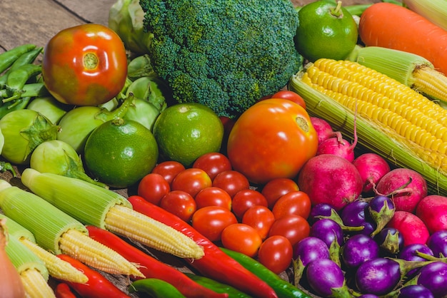 Foto alimentos frescos sabrosos y saludables verduras varis están en la mesa de madera