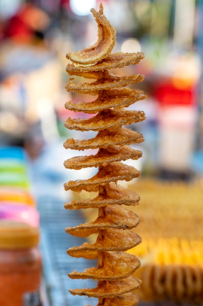 Alimentos não saudáveis cozinhar batatas fritas comida de rua um deleite fritar alimentos não saudáveis no mercado da Tailândia Fechar