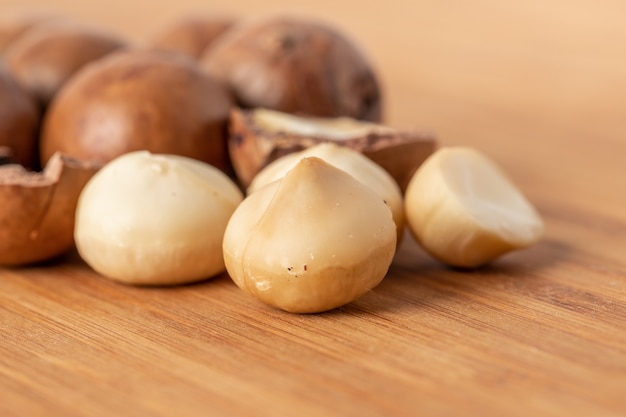 Alimentos de nutrición saludable de nueces de macadamia en mesa de madera