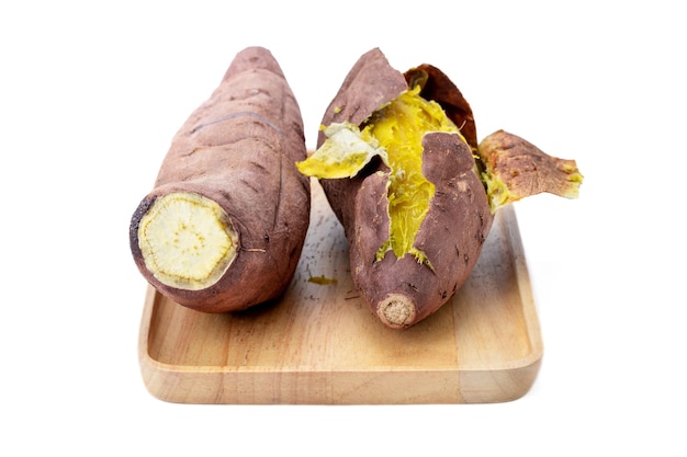 Alimentos nutritivos saludables de batata asada en un plato de madera