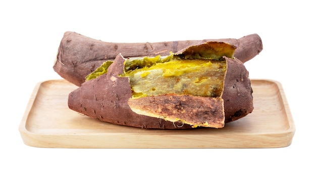 Alimentos nutritivos saludables de batata asada en un plato de madera