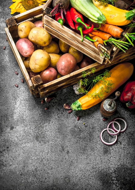 Alimentos orgânicos Colheita fresca de vegetais em uma caixa velha em um fundo rústico