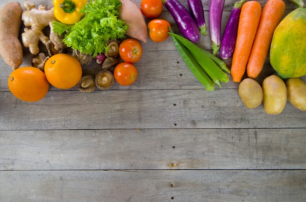 Alimentos orgânicos em um fundo de madeira