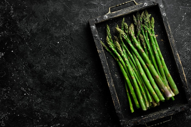 Alimentos orgánicos Espárragos verdes en una caja de madera Vista superior