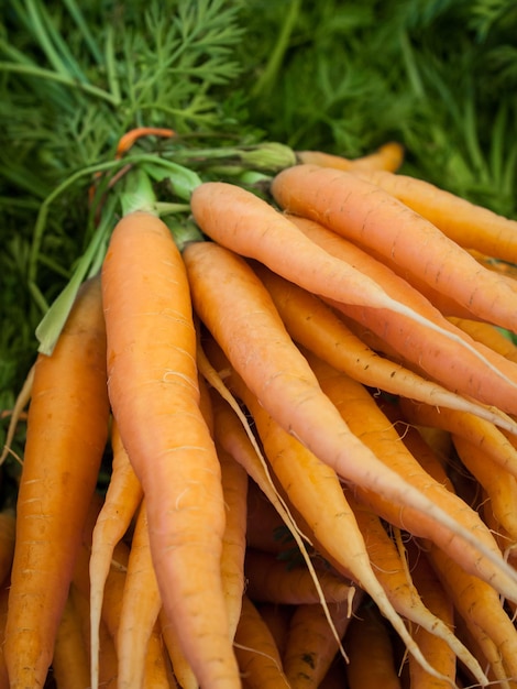 Alimentos orgánicos frescos en el mercado de agricultores local. Los mercados de agricultores son una forma tradicional de vender productos agrícolas.