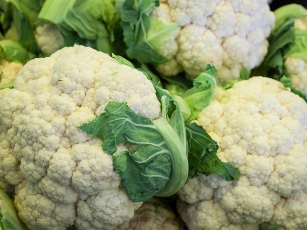 Alimentos orgánicos frescos en el mercado de agricultores local. Los mercados de agricultores son una forma tradicional de vender productos agrícolas.