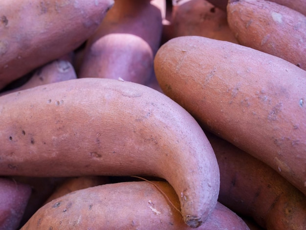 Foto alimentos orgánicos frescos en el mercado de agricultores local. los mercados de agricultores son una forma tradicional de vender productos agrícolas.