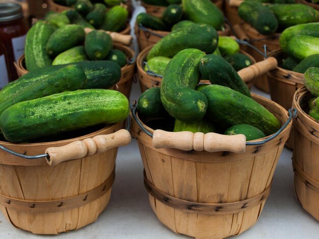 Alimentos orgánicos frescos en el mercado de agricultores local. Los mercados de agricultores son una forma tradicional de vender productos agrícolas.