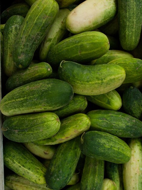 Alimentos orgánicos frescos en el mercado de agricultores local. Los mercados de agricultores son una forma tradicional de vender productos agrícolas.