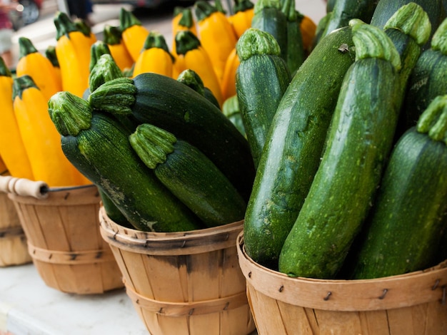 Alimentos orgánicos frescos en el mercado de agricultores local. Los mercados de agricultores son una forma tradicional de vender productos agrícolas.