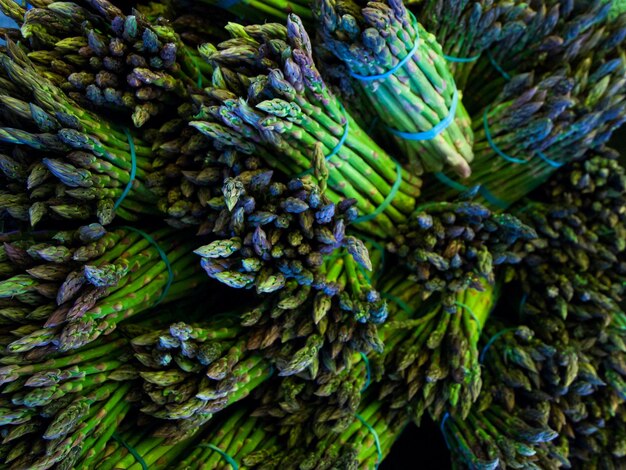 Alimentos orgánicos frescos en el mercado de agricultores local. Los mercados de agricultores son una forma tradicional de vender productos agrícolas.