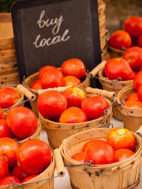 Alimentos orgánicos frescos en el mercado de agricultores local. Los mercados de agricultores son una forma tradicional de vender productos agrícolas.
