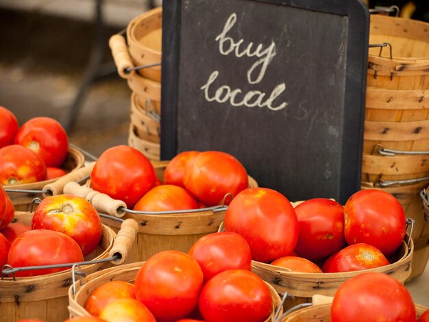 Alimentos orgánicos frescos en el mercado de agricultores local. Los mercados de agricultores son una forma tradicional de vender productos agrícolas.