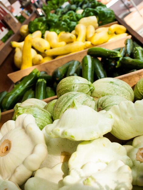 Alimentos orgânicos frescos no mercado dos fazendeiros locais. Os mercados de agricultores são uma forma tradicional de venda de produtos agrícolas.