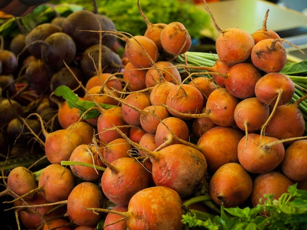 Alimentos orgânicos frescos no mercado dos fazendeiros locais. Os mercados de agricultores são uma forma tradicional de venda de produtos agrícolas.