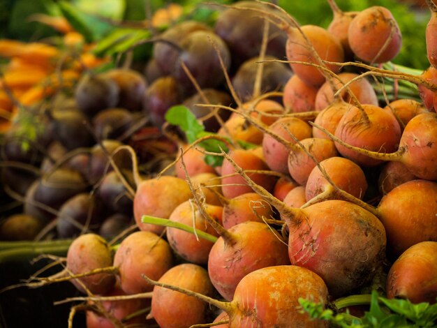 Alimentos orgânicos frescos no mercado dos fazendeiros locais. Os mercados de agricultores são uma forma tradicional de venda de produtos agrícolas.