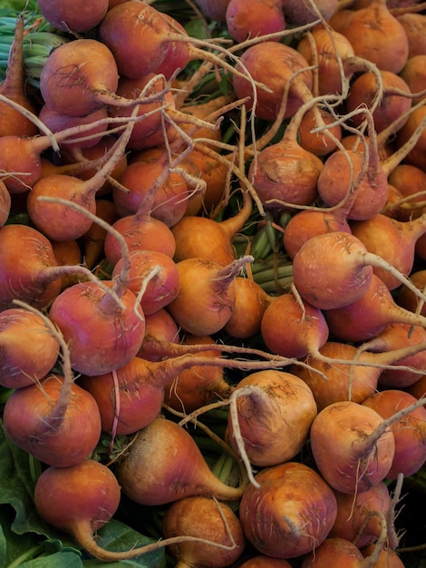 Alimentos orgânicos frescos no mercado dos fazendeiros locais. Os mercados de agricultores são uma forma tradicional de venda de produtos agrícolas.