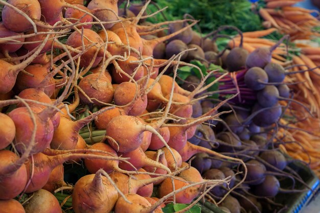 Alimentos orgânicos frescos no mercado dos fazendeiros locais. Os mercados de agricultores são uma forma tradicional de venda de produtos agrícolas.