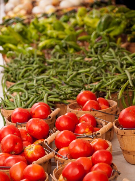 Alimentos orgânicos frescos no mercado dos fazendeiros locais. os mercados de agricultores são uma forma tradicional de venda de produtos agrícolas.