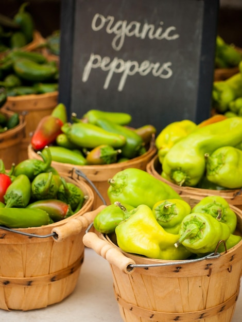 Alimentos orgânicos frescos no mercado dos fazendeiros locais. Os mercados de agricultores são uma forma tradicional de venda de produtos agrícolas.