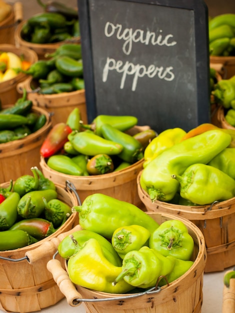 Alimentos orgânicos frescos no mercado dos fazendeiros locais. Os mercados de agricultores são uma forma tradicional de venda de produtos agrícolas.