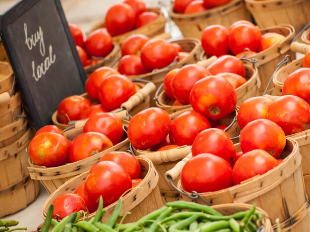 Alimentos orgânicos frescos no mercado dos fazendeiros locais. Os mercados de agricultores são uma forma tradicional de venda de produtos agrícolas.