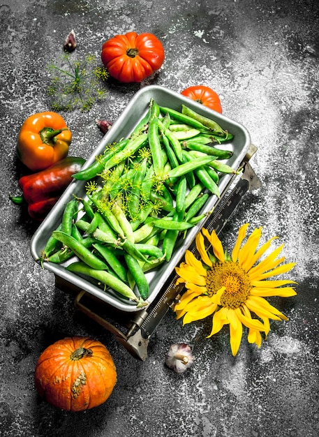 Alimentos orgánicos. Guisantes en las escamas.