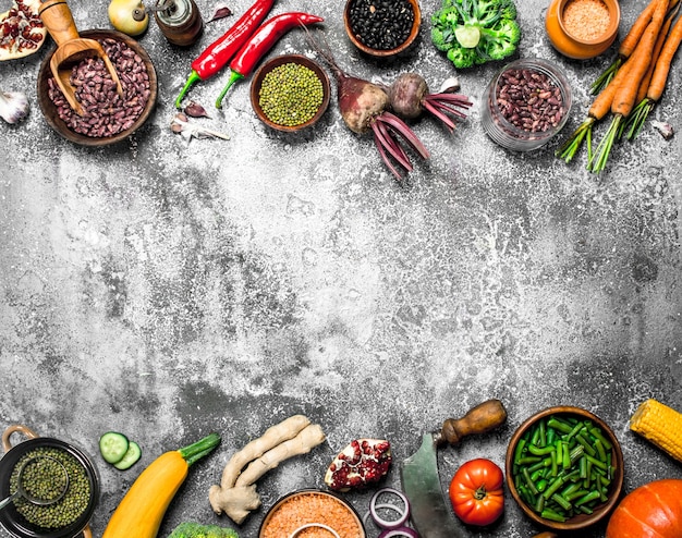 Alimentos orgánicos. Legumbres con verduras frescas. Sobre un fondo rústico.