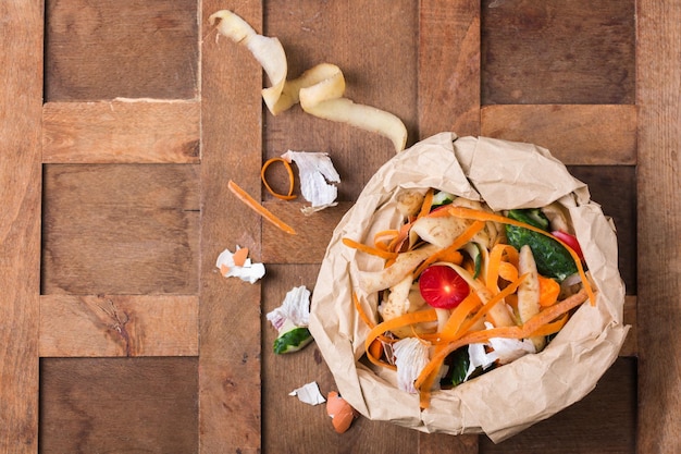 Foto alimentos orgánicos pelados, frutas y verduras para reciclar y convertir en abono en una mesa. cero desperdicio, ecológico, sin plástico, reciclado, reutilizable, concepto sostenible. clasificación de basura, restos de cocina.