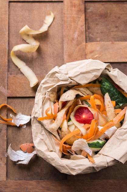 Alimentos orgánicos pelados, frutas y verduras para reciclar y convertir en abono en una mesa. Cero residuos, respetuoso con el medio ambiente, sin plástico, reciclado, reutilizable, concepto sostenible. Clasificación de basura, restos de cocina