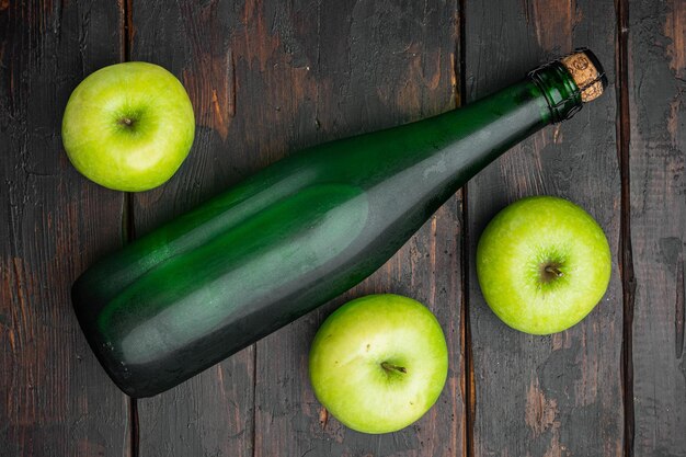 Alimentos orgánicos saludables. Conjunto de vinagre de sidra de manzana, sobre fondo antiguo de mesa de madera oscura, vista superior plana