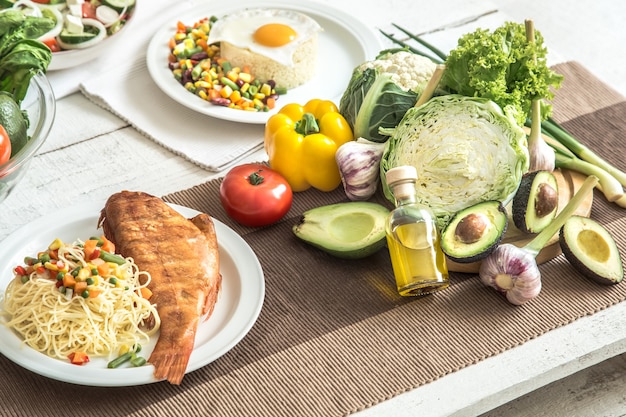 Alimentos orgánicos saludables en la mesa del comedor