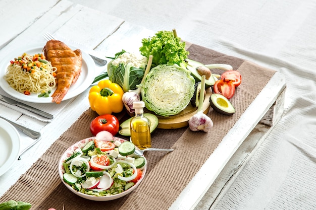 Alimentos orgânicos saudáveis na mesa de jantar