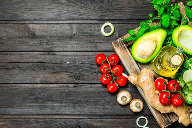 Alimentos orgánicos Surtido de verduras maduras en una caja de madera