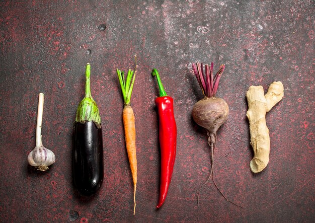 Alimentos orgánicos. Varias verduras maduras.