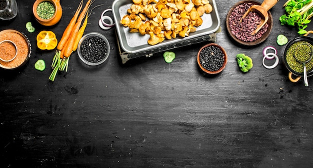 Alimentos orgánicos. Verduras frescas y setas. En la pizarra negra.