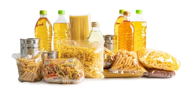 Alimentos para armazenamento e entrega de doações Alimentos diversos, massas, óleo de cozinha e alimentos enlatados em caixas de cartão