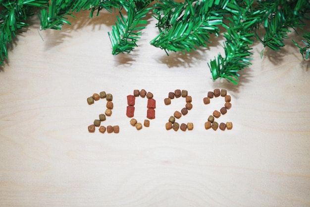 Alimentos para cães e gatos e o ano novo. Rótulo de alimentos secos. Petiscos em 2022