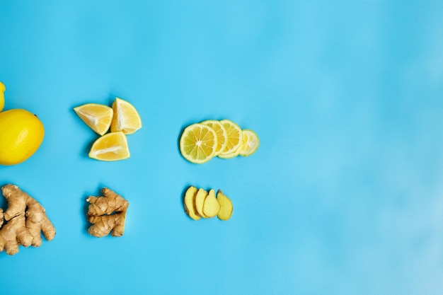 Alimentos que aumentam a imunidade, gengibre e limão em fundo azul